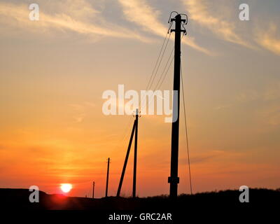 Sonnenuntergang mit Telegrafenmasten Stockfoto
