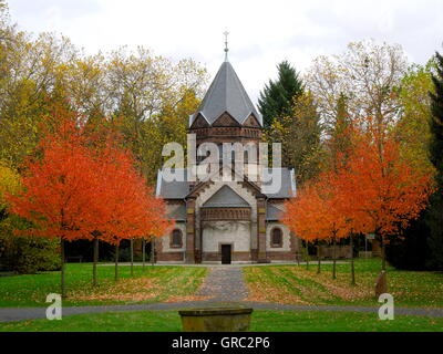 Kapelle mit Ahornbäume im Herbst Stockfoto