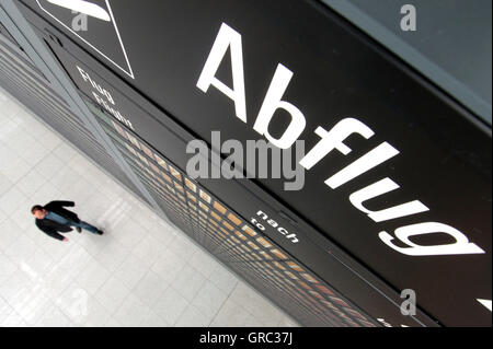 Verkündigung-Board mit Abfahrten und PKW Stockfoto