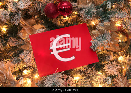 Euro-Zeichen auf roten Umschlag In einen Weihnachtsbaum Stockfoto