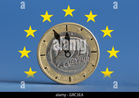 High Noon für Griechenland Uhr mit griechischen Euro-Münze und die Flagge der Eu Stockfoto