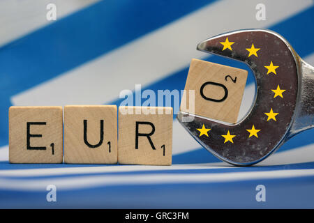 Griechische Flagge mit Schraubenschlüssel und EU-Flagge und schriftliche Euro Stockfoto