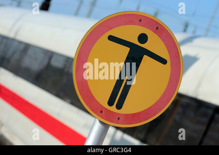 Hohen Speef Zug Ice hinter Stop-Schild geben Sie kein Hausfriedensbruch Stockfoto