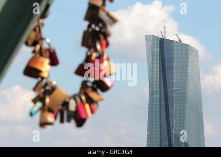 Liebesschlösser mit neuen EZB Europäische Zentral Bank Tower Stockfoto