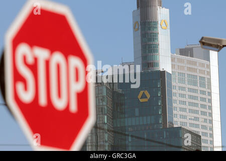 Stop-Schild mit Commerzbank-Zentrale Stockfoto