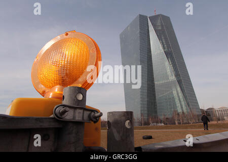 EZB Europäische Zentral Bank Tower mit Warnleuchten Stockfoto