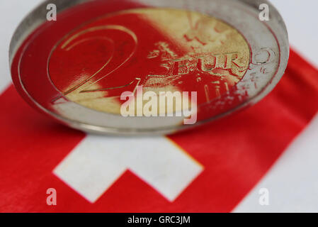 Euro-Münze und Schweizer Flagge Stockfoto