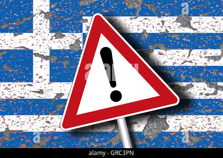 Erodieren griechische Flagge mit Traffic Sign Achtung Gefahr Stockfoto