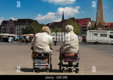 Ältere Frauen In ihren Rollstühlen Chat In Erfurt Stockfoto