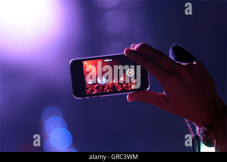 Dreharbeiten zu einem Musik-Konzert mit einem Handy Stockfoto