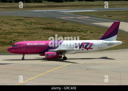 Airbus A320 Wizzair mit Registrierung Ha-Lwm Rollen zum Gate am Flughafen Köln Stockfoto