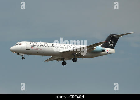 Fokker F100 von Austrian Airlines In Star Alliance-Lackierung mit Registrierung Oe-Lvg nähert sich Frankfurt Flughafen Stockfoto