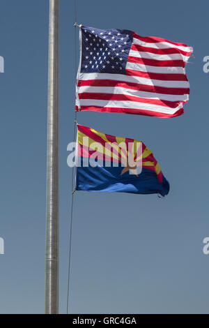 Tusayan, Arizona - die Fahnen von den Vereinigten Staaten und des Staates Arizona Stockfoto