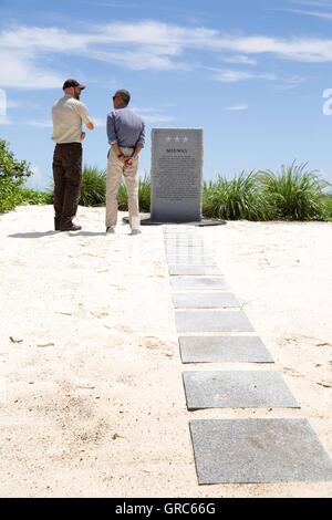 US-Präsident Barack Obama eine Tour von Turtle Beach Marine National Monuments Superintendent Matt Brown während eines Besuchs in Midway-Atoll 1. September 2016 in Papahanaumokuakea Marine National Monument, nordwestlichen Hawaii-Inseln erteilt. Stockfoto