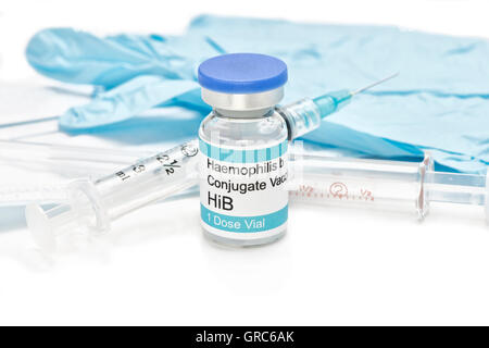 Haemophilis B Virus Impfstoff Fläschchen in behandschuhten Healthcare Arbeiter Hand.  Label ist frei erfunden und von Fotografen geschaffen. Stockfoto