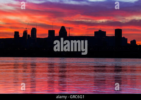 Blaue Stunde in der Innenstadt von Montreal spiegelt sich in St. Lawrence River, Quebec, Kanada, Stockfoto