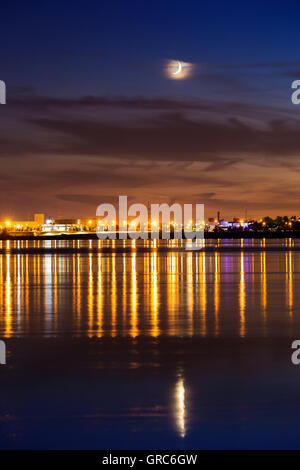 Blaue Stunde in der Innenstadt von Montreal spiegelt sich in St. Lawrence River, Quebec, Kanada, Stockfoto