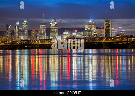 Blaue Stunde in der Innenstadt von Montreal spiegelt sich in St. Lawrence River, Quebec, Kanada, Stockfoto