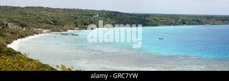 Der Panoramablick von Easo Dorfstrand auf Lifou Insel (Neu-Kaledonien). Stockfoto