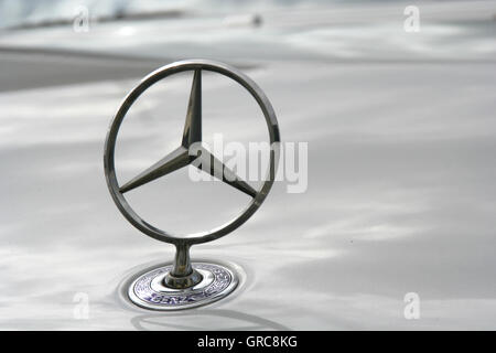 Schriftzug Mercedes Stern Stockfoto