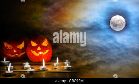 Halloween Jack-o-Laterne auf die erschreckende Mitternacht Sky mit Vollmond Hintergrund. Symbol für Halloween Kürbis Hintergrund lächelt. Stockfoto