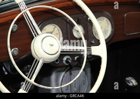 Instrumententafel Rom A Oldtimer mit Lenkrad Stockfoto