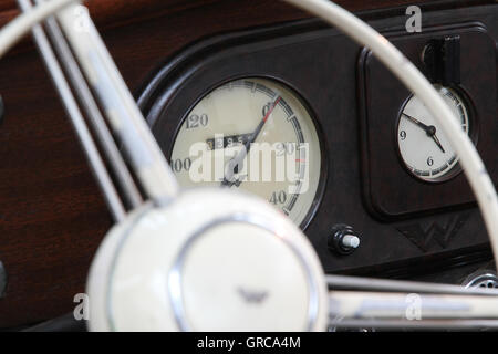 Instrumententafel Rom A Oldtimer mit Lenkrad Stockfoto