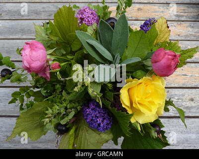 Sommer-Bouquet mit Rosen Stockfoto