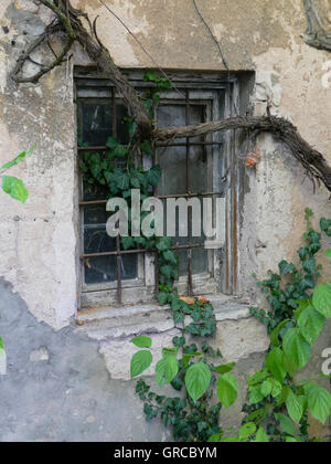 Verjährt Fenster In alten Mauern Stockfoto