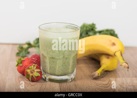 Mahlzeit Ersatz Typ Schütteln in Glas Stockfoto