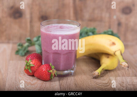 Mahlzeit Ersatz Typ Schütteln in Glas Stockfoto