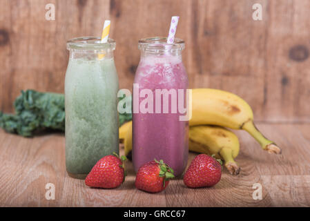 Mahlzeit Ersatz Typ Schütteln in Glas Stockfoto