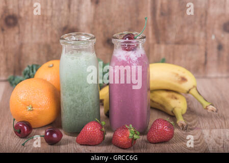 Mahlzeit Ersatz Typ Schütteln in Glas Stockfoto