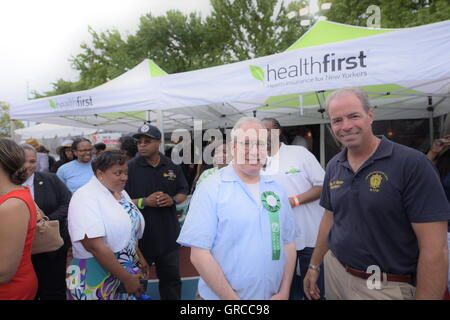 New York City, USA. 05. Sep, 2016. NYC Comptroller Scott Stringer. Das diesjährige West Indian Parade stand ein traditionelles Frühstück im Lincoln Terrace Park in Brooklyn moderiert von Mayor de Blasio, Rev Al Sharpton, Stadtrat Sprecher Melissa Mark-Viverito & andere Gemeindeleiter, in denen die Gewalt in der frühen am J'Ouvert denunziert wurde. Nach dem Frühstück Pressekonferenz Mayor de Blasio & NYPD Kommissar William Bratton eine, mögliche Reaktionen auf die Ereignisse zu diskutieren. © Andy Katz/Pacific Press/Alamy Live-Nachrichten Stockfoto