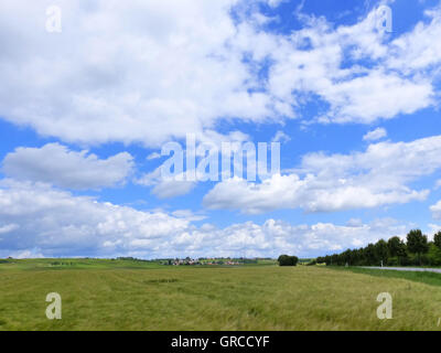 Weindorf Spiesheim In Rhinehesse unter blauen Wolkenhimmel Stockfoto