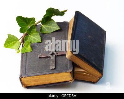 Die Bibel und die Hymne buchen mit Kreuz und Ivy Zweig Stockfoto