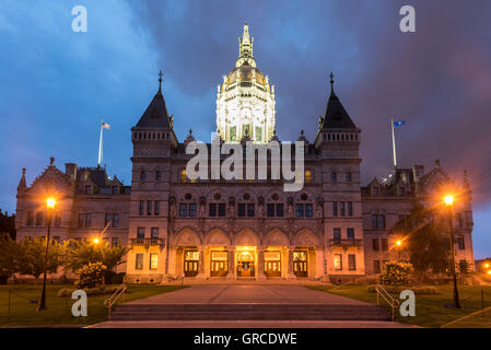 Connecticut State Capitol in Hartford an einem Sommerabend. Das Gebäude beherbergt im Senat, Repräsentantenhaus eine Stockfoto