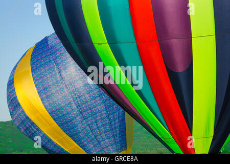 Eine Nahaufnahme von zwei bunten Heißluftballons. Stockfoto