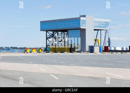 Rostock, Deutschland, 1. August 2015 Gebäude im Hafen von Rostock, Deutschland Stockfoto