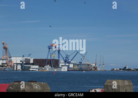 Rostock, Deutschland, 1. August 2015 Gebäude der Werft im Hafen von Rostock-Warnemünde Stockfoto