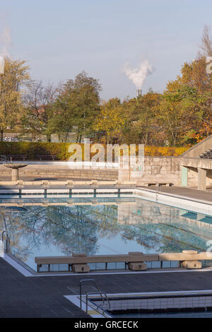 Olympia-Schwimmhalle im Herbst Stockfoto