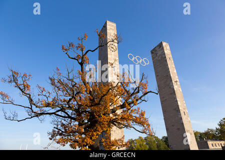 Spalten mit Olymischen Ringen am Eingang des Olympiastadions Stockfoto