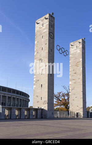 Spalten mit Olymischen Ringen am Eingang des Olympiastadions Stockfoto