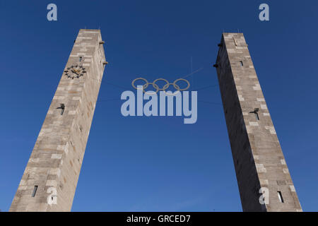 Spalten mit Olymischen Ringen am Eingang des Olympiastadions Stockfoto