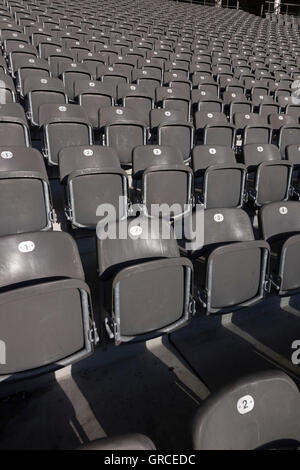 Sitzreihen aus Klappstühle im Stadion Stockfoto