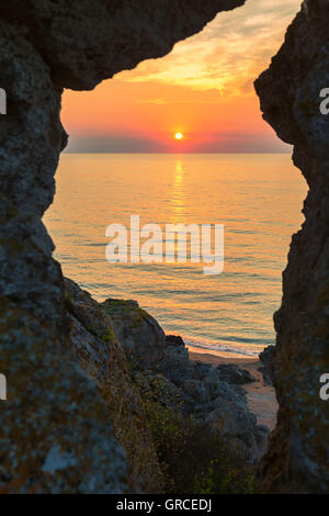 Sonnenuntergang über dem Asowschen Meer am Strand von Generälen. Karalar regionale Landschaftsparks auf der Krim. Stockfoto