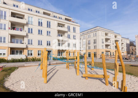 Spielplatz vor einem Gebäude an der Leipziger Straße In Potsdam Stockfoto