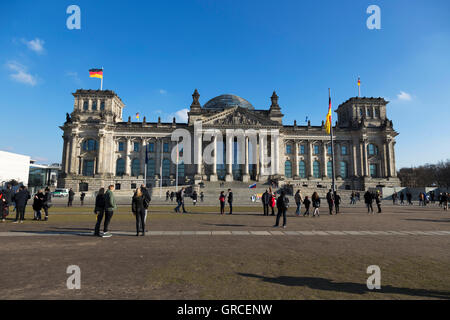 Touristen auf dem großen Platz vor dem Reichstag In Berlin Stockfoto