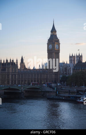 Blick vom London Eye Riesenrad mit Blick auf die Themse und die Houses of Parliament, London, England. Stockfoto