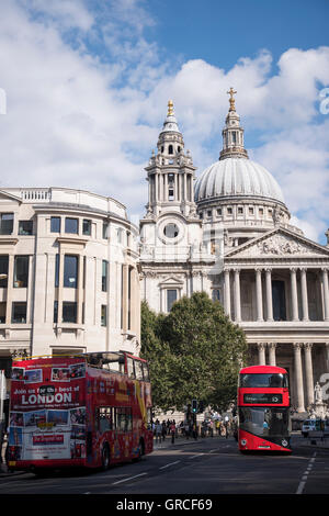 London-doppelte rote Doppeldeckerbusse vor St. Pauls Cathedral, London, England, Vereinigtes Königreich Stockfoto